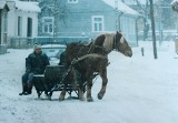 Zimowe szaleństwa na zdjęciach sprzed lat. Morsowanie, kuligi, łyżwy i sanki w woj. podlaskim. Ktoś pamięta?