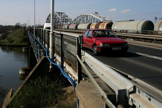 Mocno wyeksploatowane mosty na Autostradzie Poznańskiej miały być zastąpione nowymi przeprawami. Rozpoczęcie budowy władze miasta chcą odłożyć w czasie.