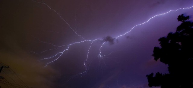 Burze w Lubuskiem nasilą się w sobotę po południu i wieczorem. Będzie im towarzyszył deszcz, lokalnie opady gradu, a nawet trąby powietrzne.