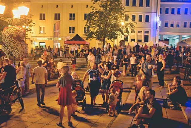 Rozpoczęła się Podlaska Oktawa Kultur. Pierwszy dzień koncertów od razu zgromadził tłumy białostoczan i turystów. Do wieczora nie było końca śpiewom i tańcom. Zobacz, jak we wtorek bawił się Białystok na Rynku Kościuszki.