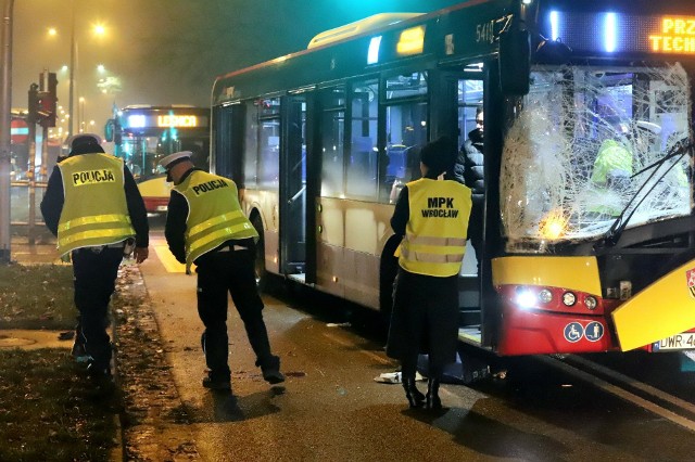 Bardzo groźny wypadek we Wrocławiu. Trzy osoby wbiegły przed nadjeżdżający autobus MPK. Zostały ranne, jedna z nich ma bardzo poważne obrażenia