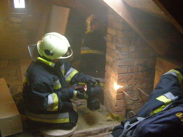 Strażacy sprawdzili, czy od nieszczelnego komina nie zapaliły się drewniane części dachu
