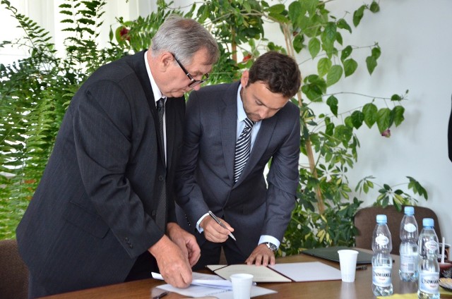 Marcin Gac (po prawej) składa podpis i obejmuje stanowisko wójta.