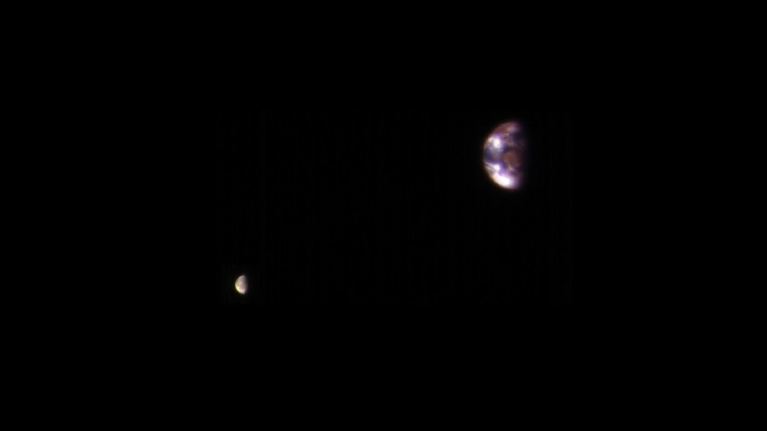 Ziemia i Księżyc widziane przez teleskop z okolic Marsa