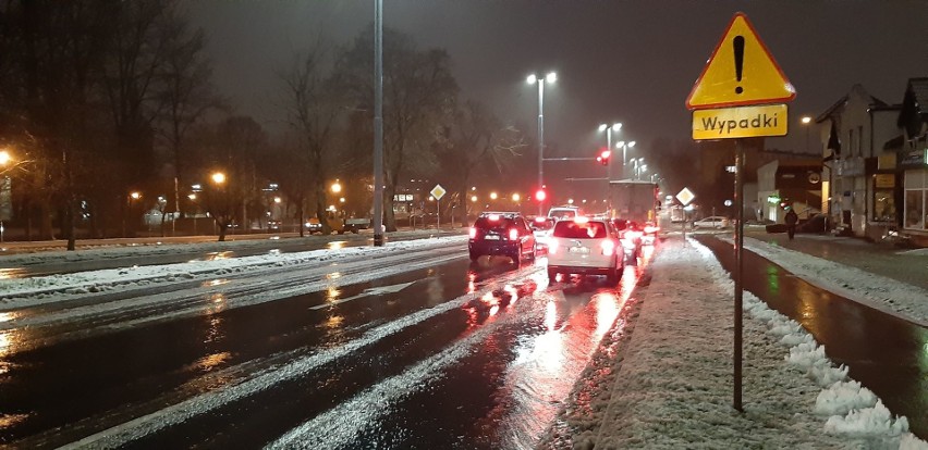 Uwaga, mieszkańcy Koszalina. Ślisko na drogach i chodnikach [zdjęcia]