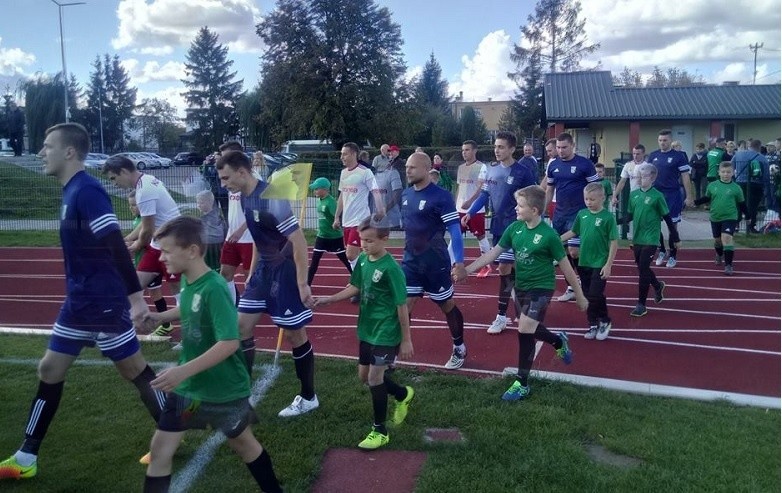 Akademia Piłkarska Pogoń Staszów zorganizowała pełen atrakcji piknik rodzinny. Rodzice zagrali w piłkę nożną, a dzieci kibicowały