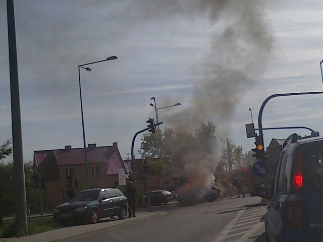 Wtorkowe popołudnie w Kielcach. Skoda zapaliła się po zderzeniu z BMW.