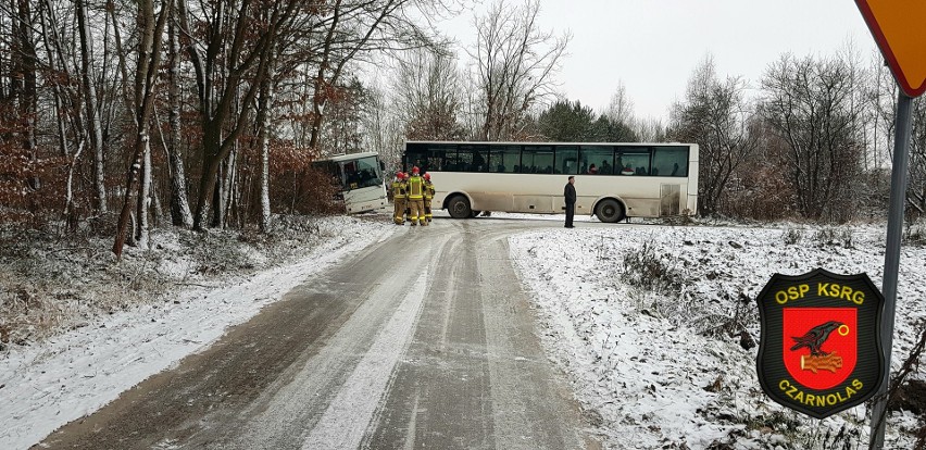 Groźny wypadek autobusu szkolnego i osobówki w Kuszlowie w gminie Policzna. 6-letnie dziecko odwiezione do szpitala (ZDJĘCIA)