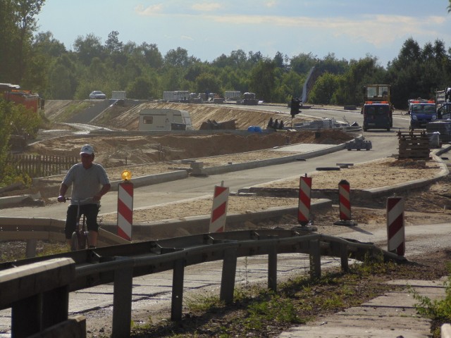 Do zrobienia pozostał jeszcze półkilometrowy odcinek obwodnicy. Obecnie drogowcy pracują we wsi Baba  .