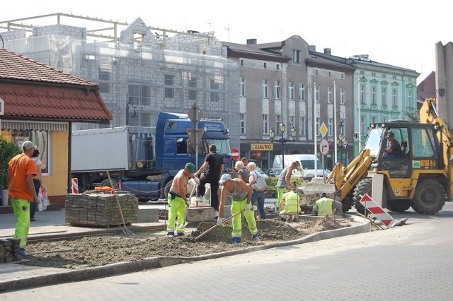 Na skrzyżowaniu Rynku z ulicą Bydgoską w Nakle drogowcy kładą nowy chodnik. Prace wykonywane są w ramach modernizacji trasy wojewódzkiej nr 241.