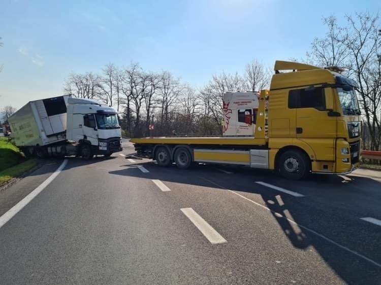 Wypadek na DK7 w Michałowicach spowodował dziś duże...