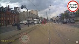 Łódź: pieszy wbiegł pod tramwaj! O krok od tragedii na al. Śmigłego-Rydza. Zdarzenie nagrała kamera samochodowa. WIDEO