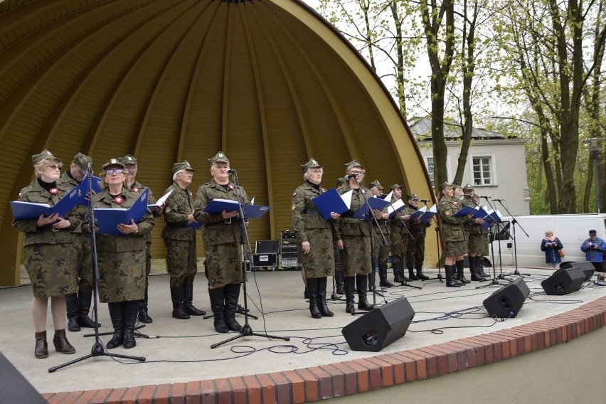 "Gałązka rozmarynu", czyli patriotyczne pieśni w kieleckim Parku Miejskim (WIDEO, zdjęcia)