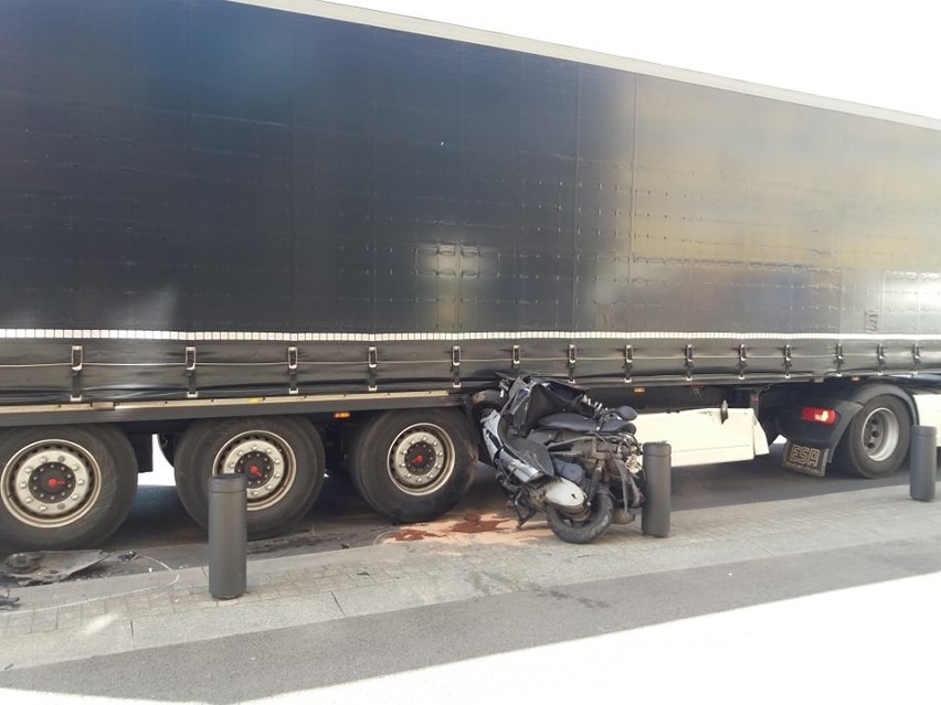 Wypadek w centrum Szczecina. Motocykl wpadł pod ciężarówkę