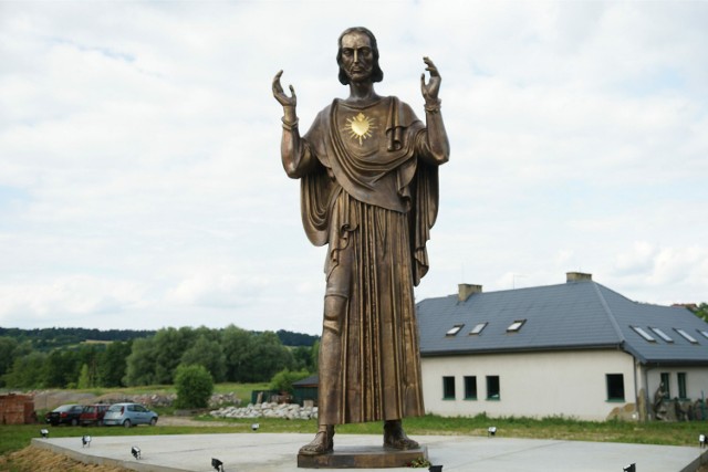 Figura Chrystusa stoi obecnie na działce rzeźbiarza w Szczyglicach pod Krakowem
