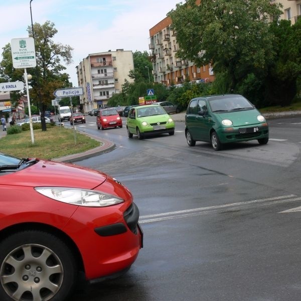 Eksperci twierdzą, że jazda z włączonymi światłami przez cały rok opróżnia nam portfele i powoduje większe zanieczyszczenie środowiska .