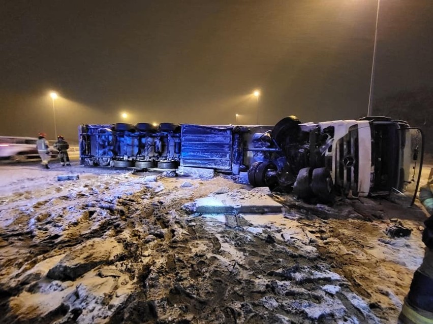 Tir przewrócił się na A1...