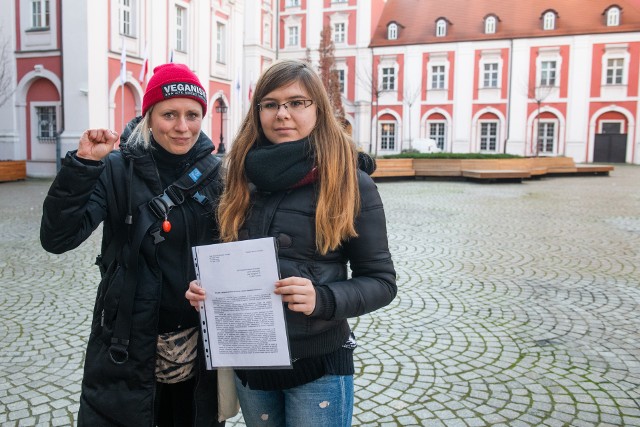 "My, niżej podpisani, reprezentujący stronę społeczną, mając na uwadze bezpieczeństwo mieszkańców oraz dobro zwierząt, wnioskujemy o wyłączenie całego terenu Poznania z obwodów łowieckich" - piszą w petycji aktywiści, którzy w piątkowe południe przyszli do Urzędu Miasta złożyć pismo, kierowane do prezydenta Poznania, Jacka Jaśkowiaka. 