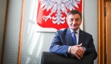 Rząd szuka oszczędności? Szef KPRM Marek Kuchciński: Nie ma mowy o cięciach wydatków społecznych oraz na obronność 