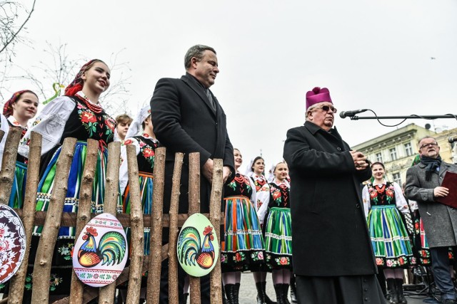 W Wielką Sobotę w Kościele katolickim przez cały dzień trwa święcenie pokarmów i adoracja Chrystusa złożonego do grobu. Tego dnia nie tylko katolicy przychodzą do kościołów z koszykami wypełnionymi jajkami, chlebem, wędliną, ciastami; w tzw. święconym lub inaczej święconce znajduje się także sól, czasem ciasta czy słodycze, bukszpanowe gałązki i bardzo często baranek - symbol zmartwychwstałego Jezusa. Księża święcą te pokarmy, które są przeznaczone na świąteczny stół. Tym samym, w Kościele katolickim, kończy się czas postu. W trakcie miejskiej święconki Starym Rynku w Bydgoszczy potrawy poświęcił biskup Jan Tyrawa. Bydgoski wielkanocny stół ozdobiły dekoracyjne baranki, zające i pisanki. O oprawę muzyczną podczas świątecznego spotkania zadbał Zespół Pieśni i Tańca „Płomienie”. więcej zdjęć z tego wydarzenia na kolejnych planszach galerii ->Co powinno znaleźć się w koszyczku wielkanocnym? (źródło TVN/X-News):