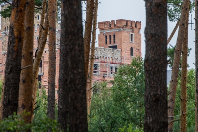 Siedem osób usłyszało zarzuty dotyczące prowadzenie kontrowersyjnej  budowy zamku w Stobnicy. Zdaniem prokuratury, inwestycja pod Obornikach prowadzona jest niezgodnie z przepisami.