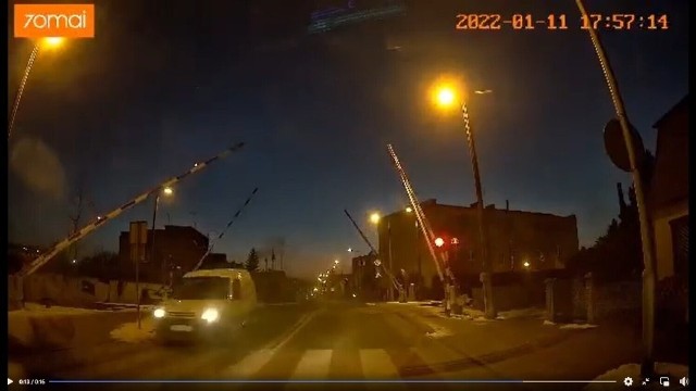 W piątek, 21 stycznia, do sieci trafiło nagranie z przejazdu kolejowego przy ulicy Powstańców Chocieszyńskich w Grodzisku Wielkopolskim. Widać na nim jak kierowca wjeżdża na przejazd już po tym, jak rozpoczęło się opuszczanie rogatek. Grodziscy policjanci podjęli działania i jeszcze wczoraj ustalili jego dane.