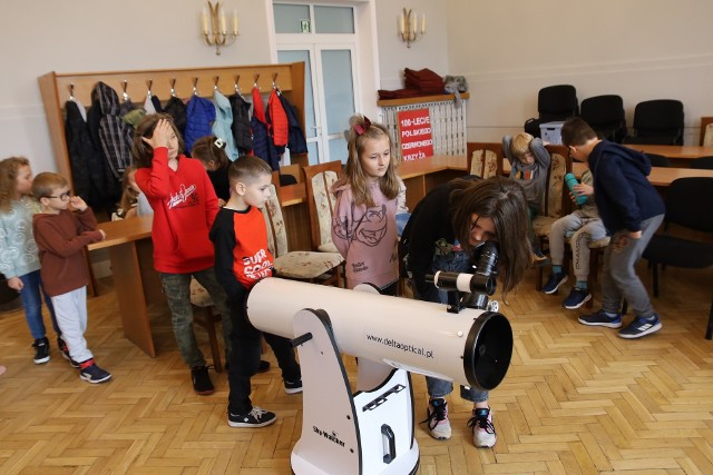 Podczas zajęć Białobrzeskiego Uniwersytetu Dziecięcego mali studenci mogli prowadzić obserwacje nieba przy użyciu teleskopu.