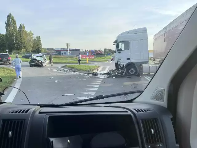 Osobówka zderzyła się z ciężarówką.