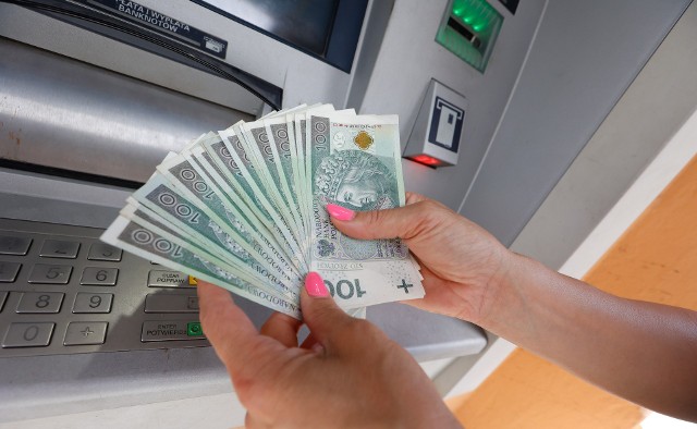 Przy miesięcznej racie kredytu 2500 zł, wakacje kredytowe oznaczają ok. 10 tys. zł do przeznaczenia na inne cele