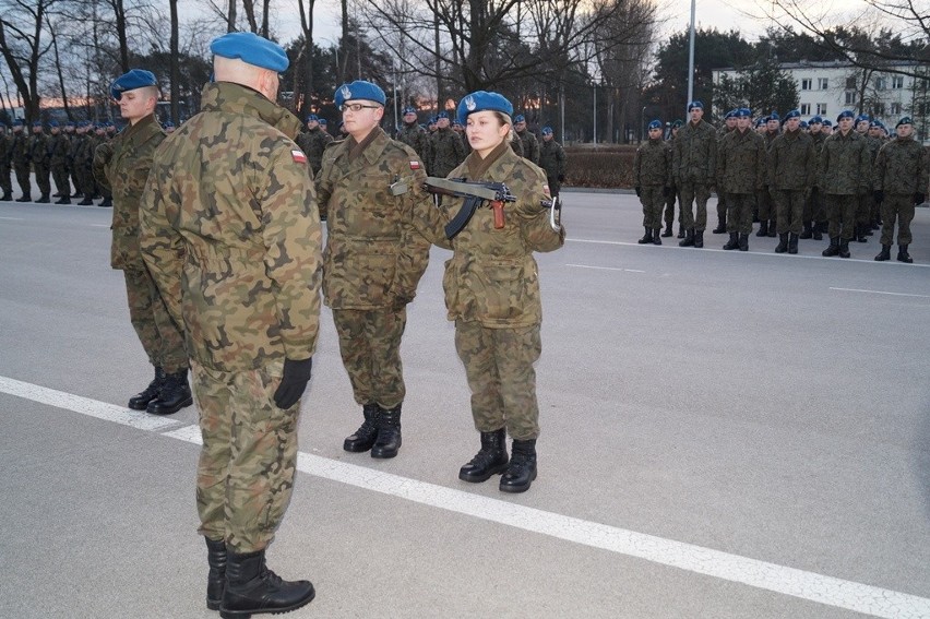 Żołnierze służby przygotowawczej z kieleckiej Bukówki otrzymali broń (ZDJĘCIA)