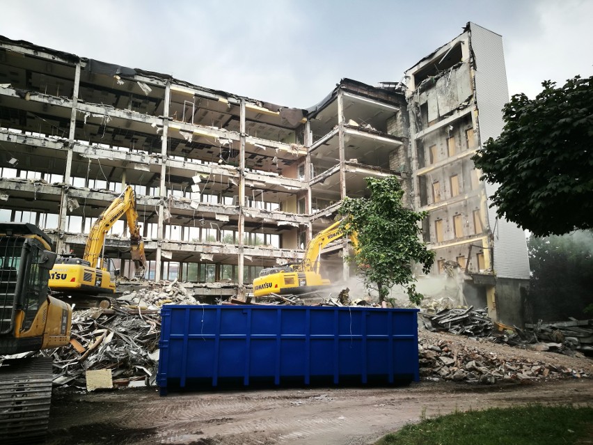 Rozbiórka budynku D Uniwersytetu Ekonomicznego w Katowicach. Będzie tu kampus projektu Tomasza Koniora. Wyburzanie trwa ZDJĘCIA + WIDEO