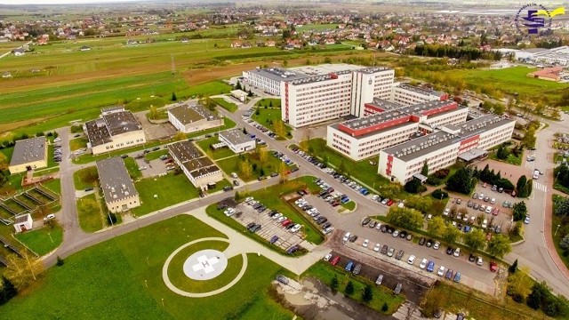 Kobieta trafiła najpierw do szpitala w Hrubieszowie, a potem przewieziono ją na zamojską porodówkę w szpitalu „papieskim”