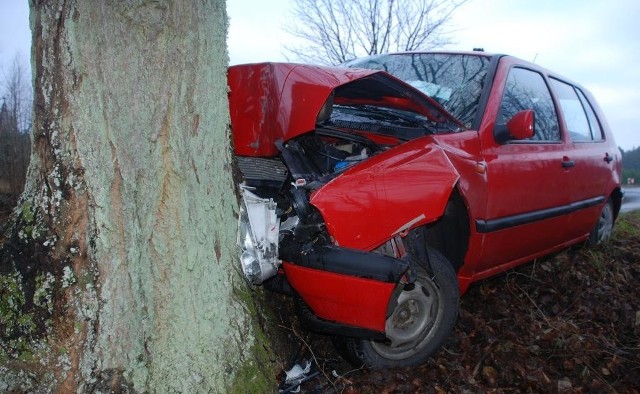 Na odcinku drogi Parchowo &#8211; Parchowski Młyn kierowca volkswagena golfa na łuku drogi stracił panowanie nad pojazdem i uderzył w drzewo.