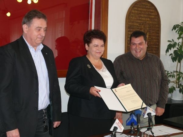 Posłanka Marzena Wróbel w towarzystwie Krzysztofa Sętowskiego (z lewej) oraz Łukasza Zawistowskiego ze Stowarzyszenia Czas na Radom.