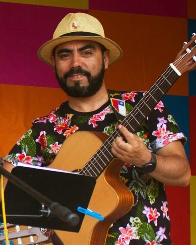 Jorge Esparza to chilijski gitarzysta związany z Poznaniem od 10 lat.