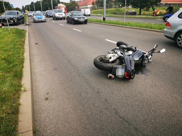 Na ulicy 4- go Marca na skrzyżowaniu z ulicą Paderewskiego doszło do zdarzenia motocykla i samochodu marki Lexus.
