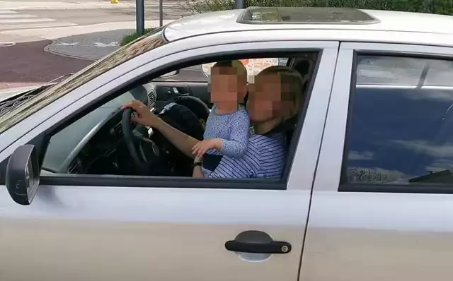 Dziecko za kierownicą - matka postawiła je sobie na przednim siedzeniu i tak jechała przez centrum Sosnwca.Zobacz kolejne zdjęcia. Przesuwaj zdjęcia w prawo - naciśnij strzałkę lub przycisk NASTĘPNE