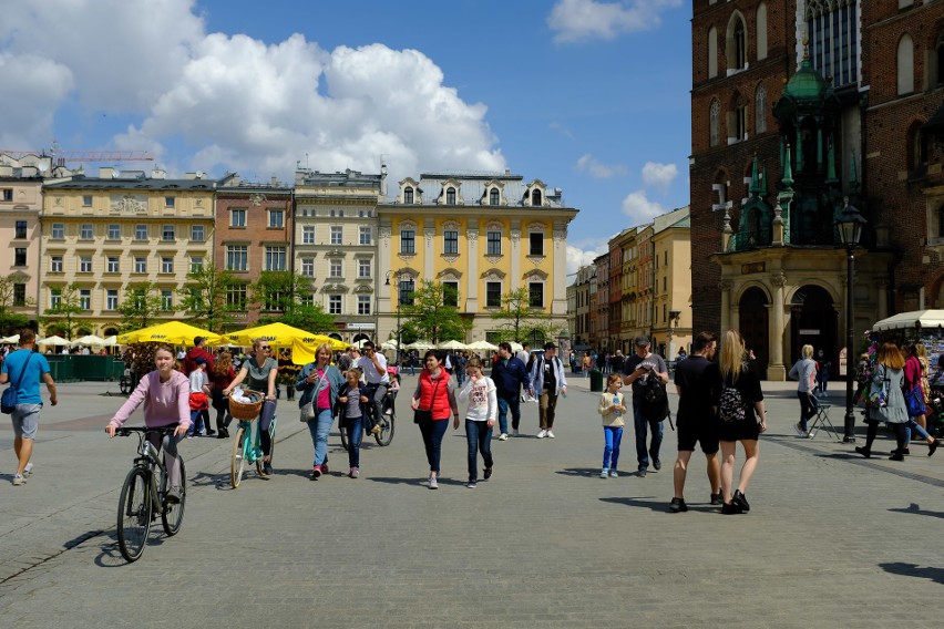 Kraków. Tłumy na Rynku Głównym i na ulicach Starego Miasta. Atrakcją Jarmark Rrzemiosła [ZDJĘCIA]