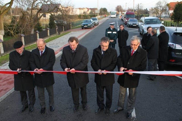 Na wyremontowanej za 37,6 mln zł drodze wstęgę przecięli (od lewej): wicemarszałek Roman Kolek, marszałek Andrzej Buła, Joachim Wojtala, burmistrz Gogolina, Marek Świetlik, dyrektor Wydziału Infrastruktury Urzędu Wojewódzkiego i Bogdan Poliwoda, dyrektor Zarządu Dróg Wojewódzkich.