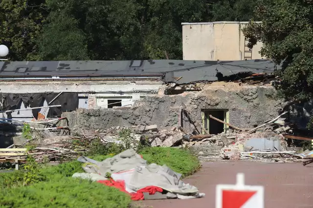 Trwa wyburzanie budynku sosnowieckiego Egzotarium. Charakterystyczna szklana część frontowa już nie istnieje.Zobacz kolejne zdjęcia. Przesuwaj zdjęcia w prawo - naciśnij strzałkę lub przycisk NASTĘPNE