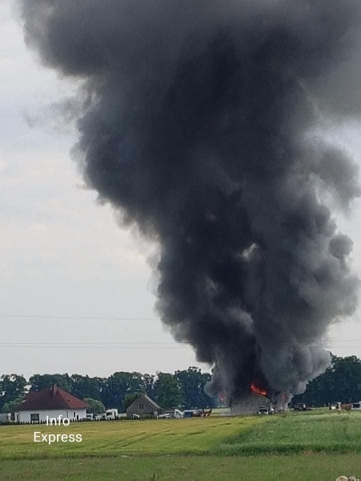 Pożar w gminie Ciasna. Czarny słup ognia nad wsią....