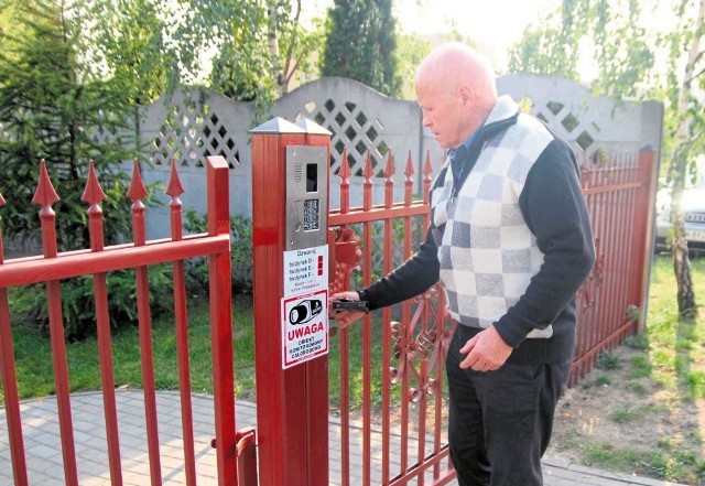 Zdaniem pana Józefa rama nad bramką wejściową, którą zdemontowano, pozwalała dostać się do wnętrza nieproszonym gościom.