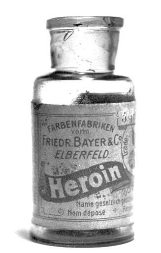 Buteleczka zawierająca 5 gramów heroiny firmy Bayer.