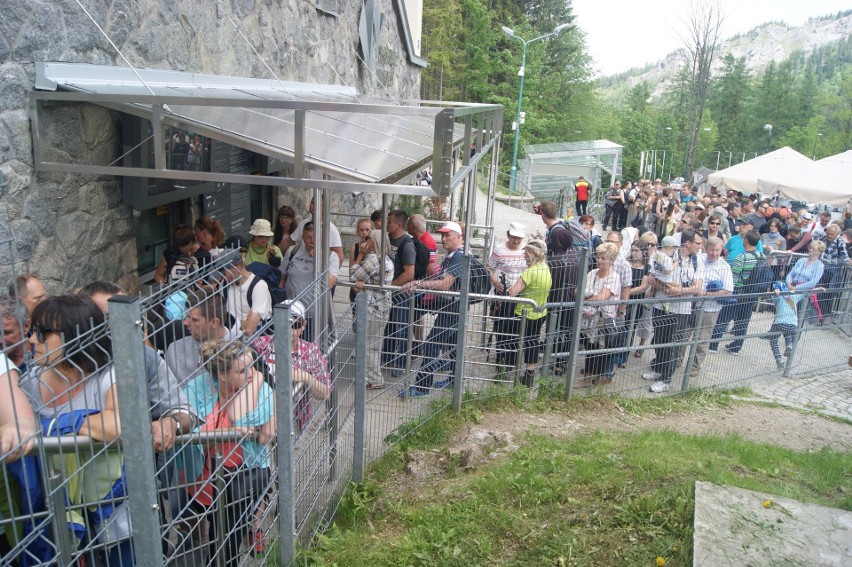 Tłumy turystów czekają na darmowy wyjazd kolejką na Kasprowy Wierch [FOTO]