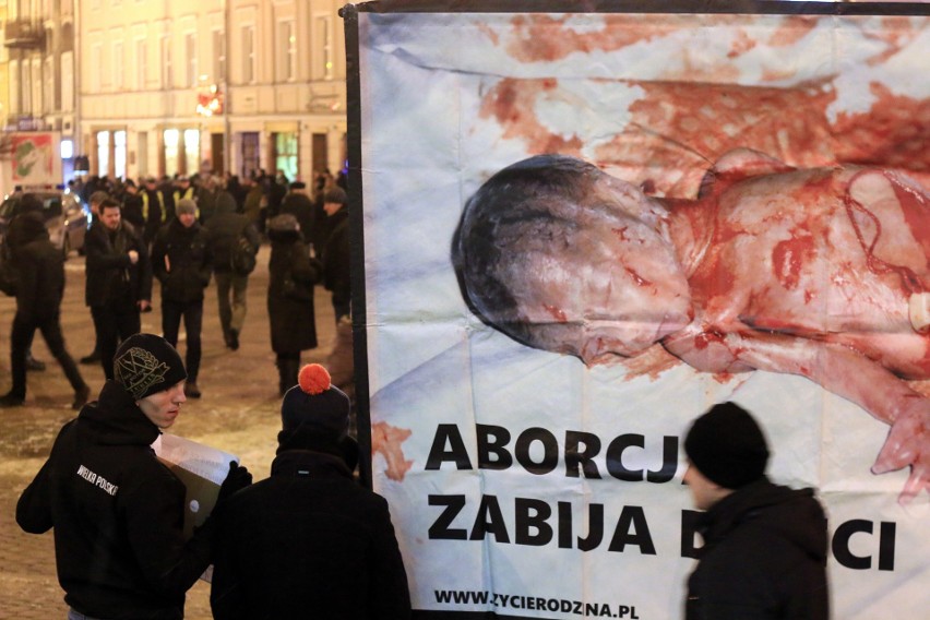 Ogólnopolski Strajk Kobiet. Protesty w Lublinie przed biurem PiS (WIDEO)