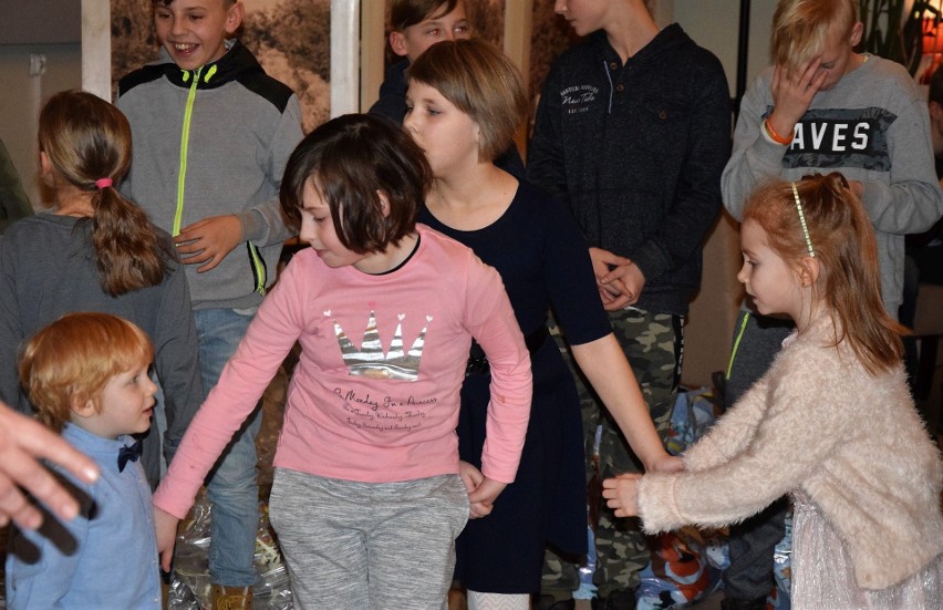 Dzieciaki z domów dziecka bawiły się na zabawie noworocznej w Pijalni "Inowrocławianka"