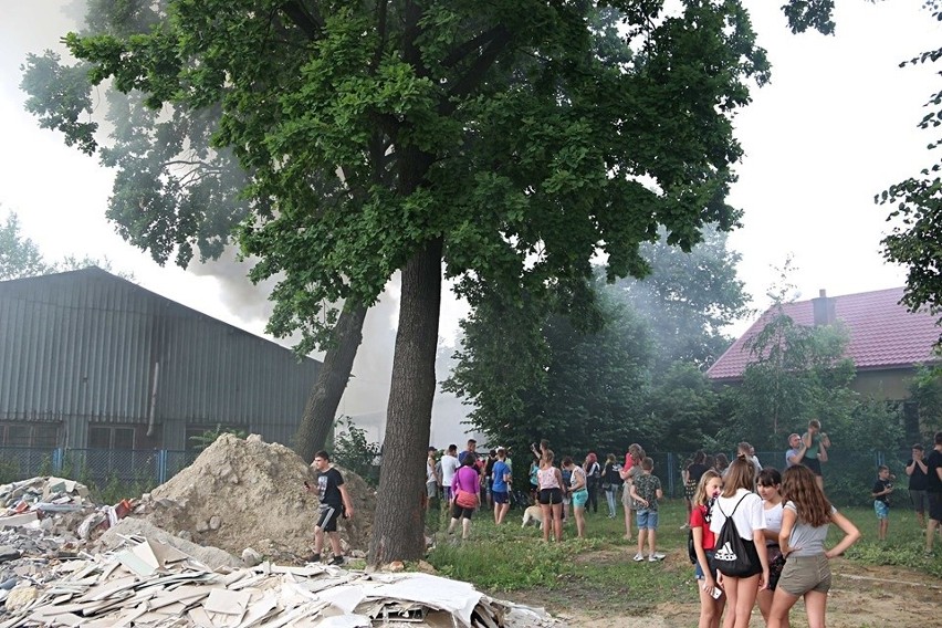Pożar w Kraśniku. Pali się budynek w składzie budowlanym                             