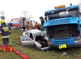 Groźny wypadek pod Wrocławiem. Osobówka zmiażdżona przez ciężarówkę 