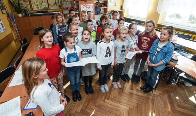 W SP nr 46, którą odwiedziliśmy w środę (24 października), uczniowie klasy IV uczyli się czterech zwrotek hymnu narodowego na lekcji muzyki pod okiem nauczycielki Magdaleny Łężyk-Górnej. Szkoła włączyła się bowiem w akcję "Rekord dla Niepodległej".