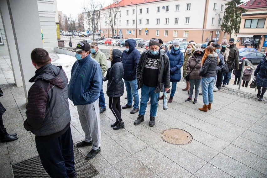 Pacjenci oczekują w długiej kolejce na wizytę u ortopedy